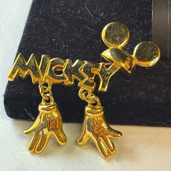 Vintage Disney’s Mickey Mouse Ears Gold tone Dangle Gloves pin brooch - Picture 1 of 5